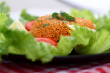 Geleneksel Türk bulgur salatası Kisir, masaya yakın plan. Yukarıdan yatay görünüm