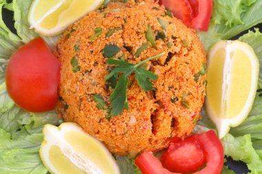 Geleneksel Türk bulgur salatası Kisir, masaya yakın plan. Yukarıdan yatay görünüm