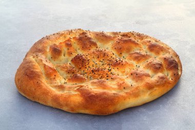 Taş zeminde izole edilmiş Türk ramazanı pita ekmeği