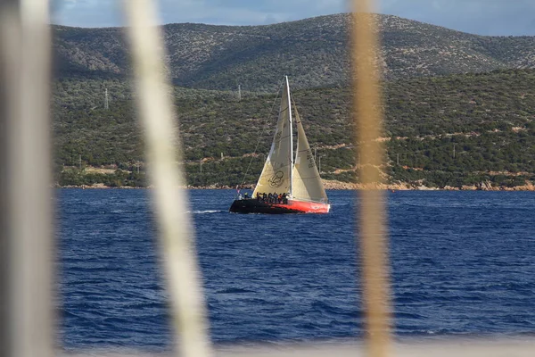 Bodrum Turcja Grudnia 2017 Żaglówki Pływają Wietrznej Pogodzie Błękitnych Wodach — Zdjęcie stockowe