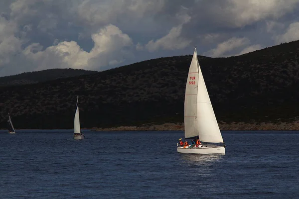 Bodrum Τουρκία Δεκεμβρίου 2017 Ιστιοφόρα Πλέουν Θυελλώδη Καιρό Στα Καταγάλανα — Φωτογραφία Αρχείου