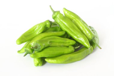 yeşil biberler beyaz arkaplanda izole