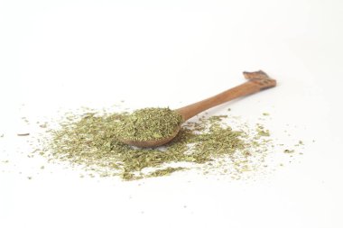 Beyaz arka planda izole edilmiş tahta kaşıkta kuru nane.