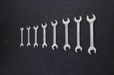 Spanners. Bir sürü anahtar. Endüstriyel geçmiş. İngiliz anahtarı alet takımı. Değişik boyutlarda anahtarlar. Babalar günü, DIY, ev geliştirme, ya da işçi günü arka plan konsepti.