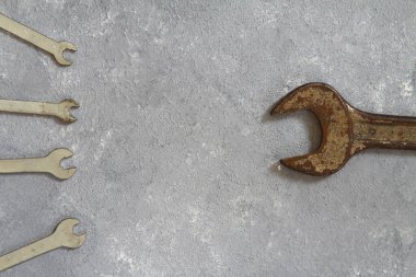 Taştan arka planda fındık kırın. Baba ve Oğul kavramı. Babalar Günü konsepti. Düz yatıyordu.