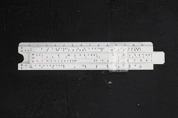 Логарифмическая Линейка Изолирована Черном Фоне Механического Калькулятора — стоковое фото