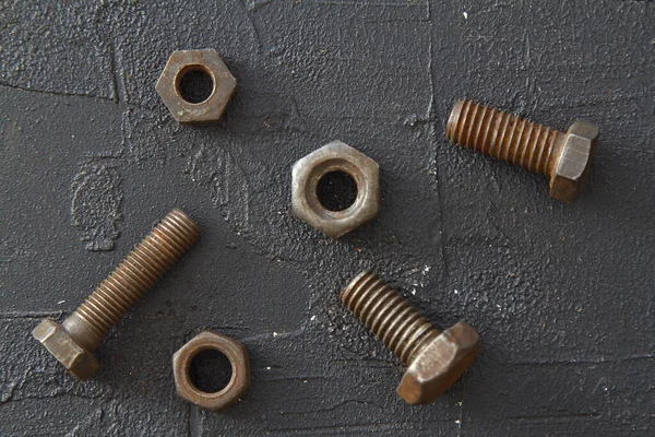 黑色底座上生锈的老螺栓和螺母 — 图库照片