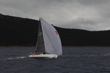 Bodrum, Türkiye. 20 Ocak 2018: Bodrum 'un ünlü tatil beldesi Bodrum' un kıyılarında, Ege Denizi 'nin mavi sularında rüzgarlı havada yelken açan yelkenliler.