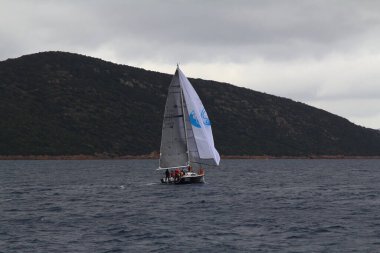 Bodrum, Türkiye. 20 Ocak 2018: Bodrum 'un ünlü tatil beldesi Bodrum' un kıyılarında, Ege Denizi 'nin mavi sularında rüzgarlı havada yelken açan yelkenliler.