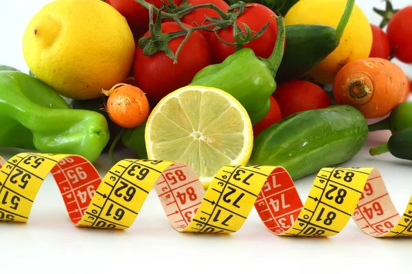 食事の概念を測定テープで 白を基調とした新鮮な野菜 トマト ピーマン レモン キュウリ パセリ 黄色の測定テープ — ストック写真