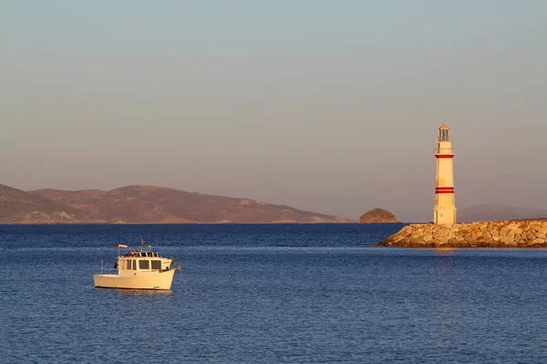 Seascape Vid Solsken Fyrar Och Segling Vid Kusten Havsnära Staden — Stockfoto