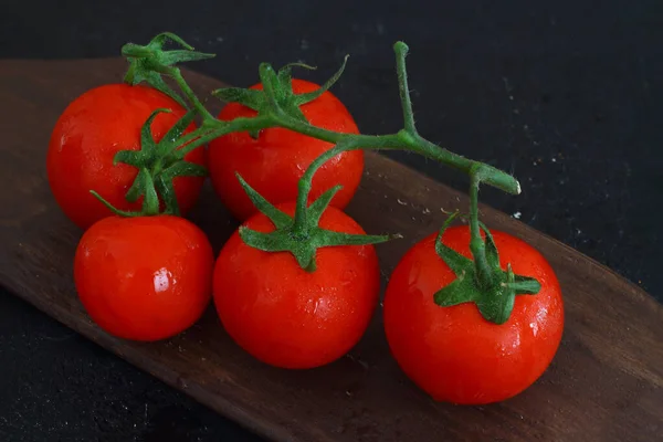 토마토는 배경에서 분리되었다 클로즈업 — 스톡 사진