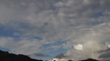 4k zaman geçidi bulutlu güzel mavi gökyüzü. Gökyüzü bulutları.