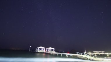 Terk edilmiş eski bir iskele ve gökteki yıldızlar