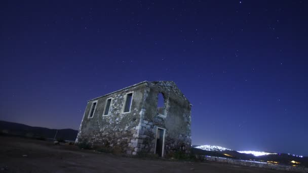 夜空に動く星の軌跡のタイムラプス 手前に山頂がある天の川の星々の景色 夜空の自然夏の風景 ペルセウス座流星群観測 — ストック動画