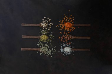 Farklı türde ham kuru baklagil kompozisyonu. Beyaz fasulye, mercimek, bulgur, nohut, böbrek fasulyesi, mısır, pirinç, organik bakla konsepti