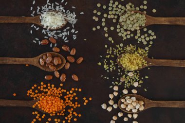 Farklı türde ham kuru baklagil kompozisyonu. Beyaz fasulye, mercimek, bulgur, nohut, böbrek fasulyesi, mısır, pirinç, organik bakla konsepti