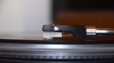 Kırpma yolu olan eski bir plak plağı. Vinil Record, Playing, Top View ile DJ Turntable. Pikabın üzerindeki iğneyi kapat.