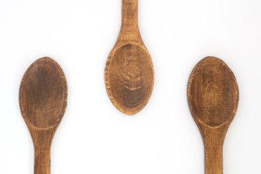 Beyaz arkaplanda eski boş kaşıklar