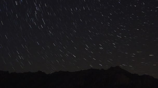 Timelapse Rörliga Stjärnspår Natthimlen Över Stjärnorna Vintergatan Med Bergstopp Förgrunden — Stockvideo