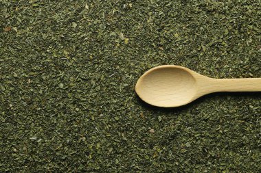 Beyaz arka planda izole edilmiş tahta kaşıkta kuru nane.