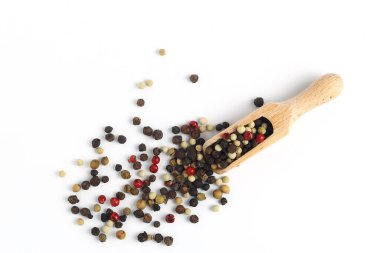 Beyaz arkaplanda izole edilmiş kepçedeki biber karışımı, üst görünüm