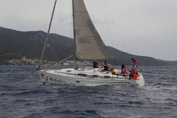 2018年2月10日 帆船在爱琴海蓝水的刮风天气中航行 地点是著名度假目的地博德 — 图库照片
