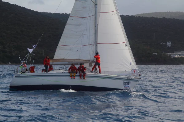 Bodrum Τουρκία Φεβρουαρίου 2018 Ιστιοφόρα Πλέουν Θυελλώδη Καιρό Στα Καταγάλανα — Φωτογραφία Αρχείου