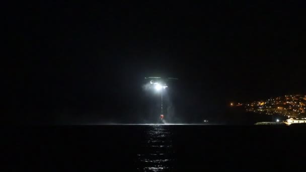 Вертолет Ночного Видения Забирает Воду Моря Бодрум Мумбаи Турция — стоковое видео