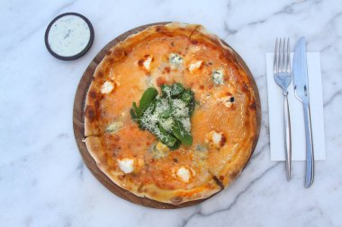 Brezilya pizzası, güneşte kurutulmuş domates, roka ve mozzarella. Geleneksel Brezilya Pizzası