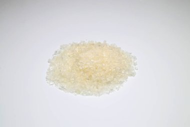 Beyaz zemin üzerinde deniz tuzu izole