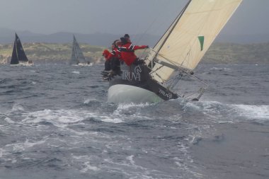 Bodrum, Türkiye. 11 Şubat 2018: Bodrum 'un ünlü tatil beldesi Bodrum' un kıyılarında, Ege Denizi 'nin mavi sularında rüzgarlı havada yelken açan yelkenliler.