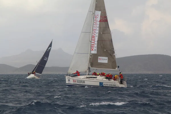 2018年2月11日 帆船在爱琴海蓝水的刮风天气中航行 位于著名度假胜地博德 — 图库照片