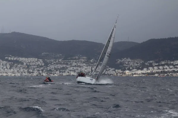 Bodrum Turkiet Februari 2018 Segelbåtar Seglar Blåsigt Väder Egeiska Havets — Stockfoto