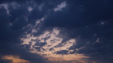 4k zaman geçidi bulutlu güzel mavi gökyüzü. Gökyüzü bulutları.