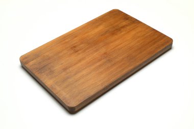 Beyaz arka planda izole edilmiş ev yapımı ekmek pişirme tahtaları. Beyazda boş tahta tepsi