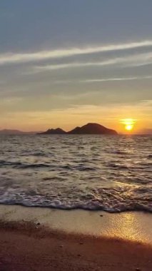 Deniz kenti Turgutreis ve muhteşem gün batımları. Bodrum, Hindi. Sosyal medya için dikey video.