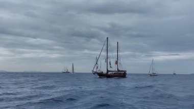 Bodrum, Türkiye, 21 Ekim 2025: Bodrum Yelkenli Kupası, Gulet Tahta Yelkenli ve yelkenli yarışı.