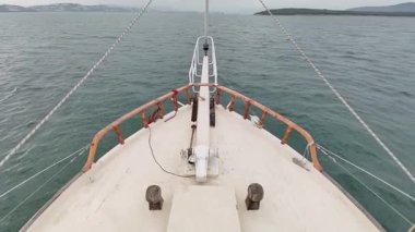  Denizde Gezinen Yelkenli Teknenin Yayı.