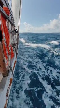  Bodrum Yelkenli Kupası, Gulet Tahta Yelkenliler ve yelkenli yarışları. Dalgalar ve rüzgâr yüzünden alçalan bir teknenin güvertesinden hızlı bir gemi yolculuğu. sosyal medya için dikey video
