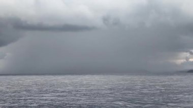 Fırtınadan önce Ege Denizi 'ndeki bir bölgeye sağanak yağmur yağar