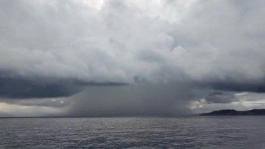 Fırtınadan önce Ege Denizi 'ndeki bir bölgeye sağanak yağmur yağar