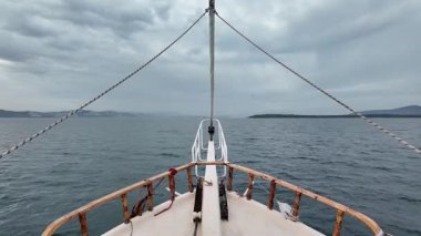 Denizde Gezinen Yelkenli Teknenin Yayı.