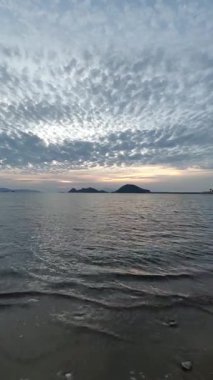 Deniz kenti Turgutreis ve muhteşem gün batımları. Bodrum, Hindi. Sosyal medya için dikey video.