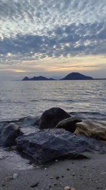 Deniz kenti Turgutreis ve muhteşem gün batımları. Bodrum, Hindi. Sosyal medya için dikey video.