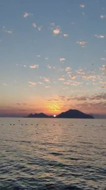 Deniz kenti Turgutreis ve muhteşem gün batımları. Bodrum, Hindi. Sosyal medya için dikey video.