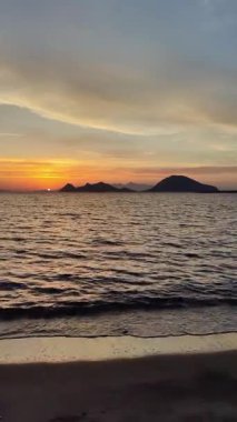 Deniz kenti Turgutreis ve muhteşem gün batımları. Bodrum, Hindi. Sosyal medya için dikey video.