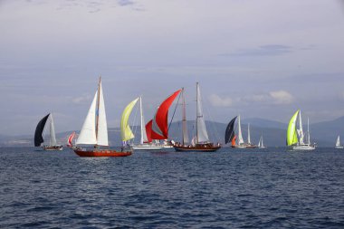 Bodrum, Türkiye, 22 Ekim 2025: Bodrum Yelkenli Kupası, Gulet Tahta Yelkenli ve yelkenli yarışı.