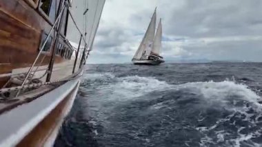 Bodrum Yelkenli Kupası, Gulet Tahta Yelkenliler ve yelkenli yarışları. Dalgalar ve rüzgâr yüzünden alçalan bir teknenin güvertesinden hızlı bir gemi yolculuğu.. 