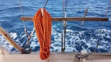 Üstünde belgili tanımlık rıhtım balıkçı teknesi